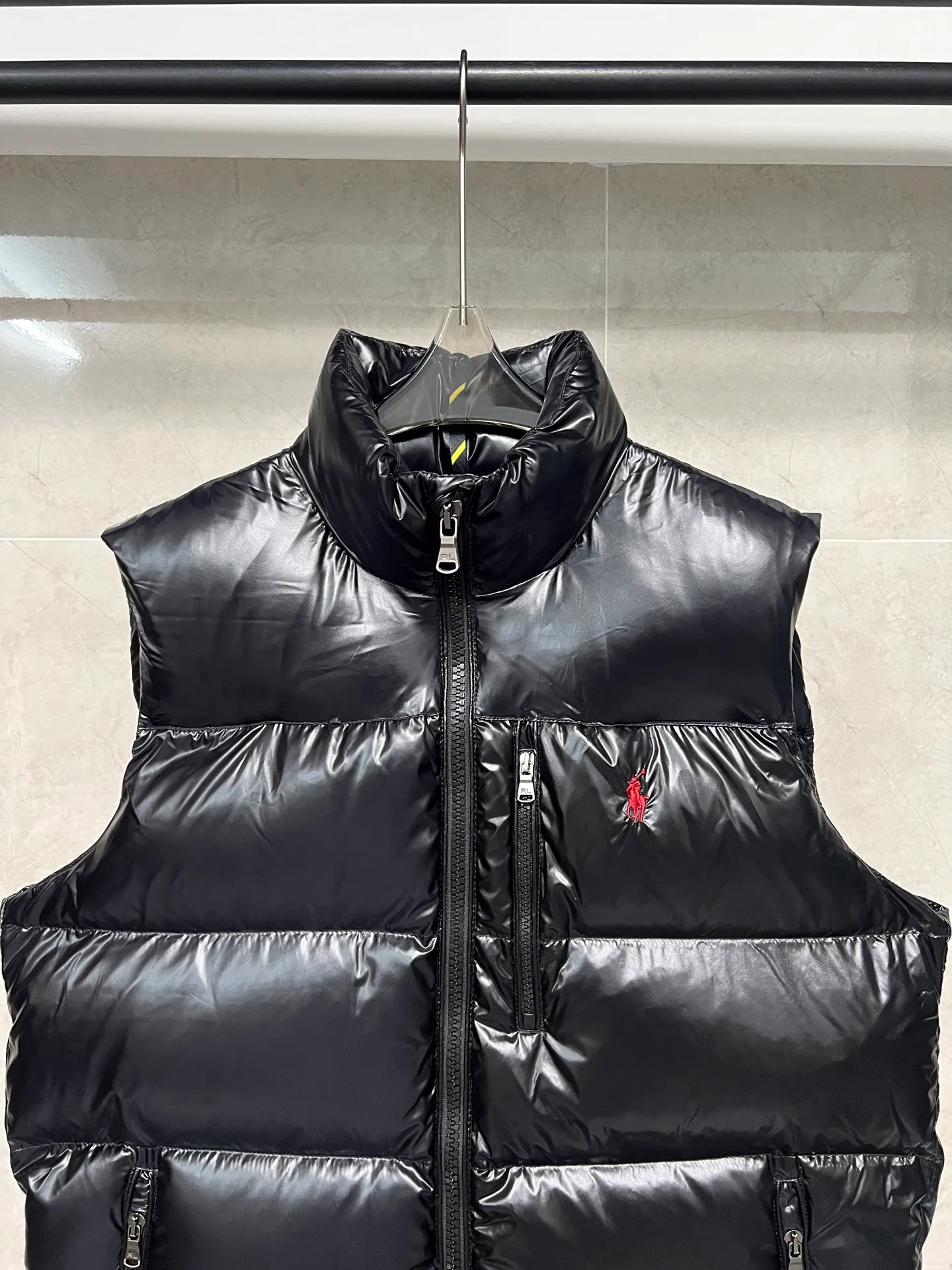 P640 Polo Ralph Lauren 2025 pony embroidered glossy half-high collar down vest. Neat tailoring creates a smart posture, returning to the hustle and bustle of the city. Filled with white duck down, warm and comfortable without being bulky, without losing personality and looking low-key. Original customized fabric with a certain sense of color. Color: glossy black, matte black. Size: S M L XL XXL
